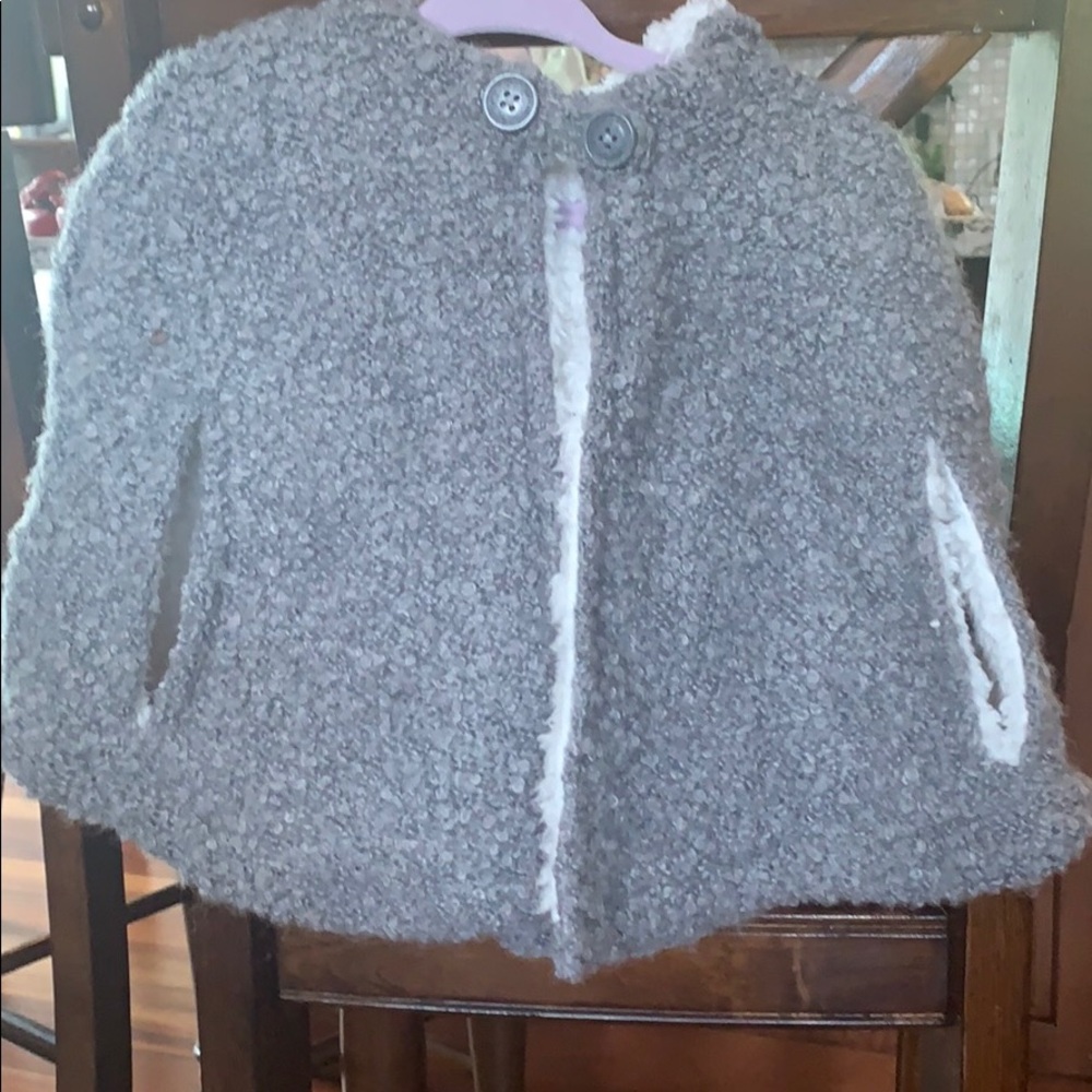 Little girl cape in great condtion.